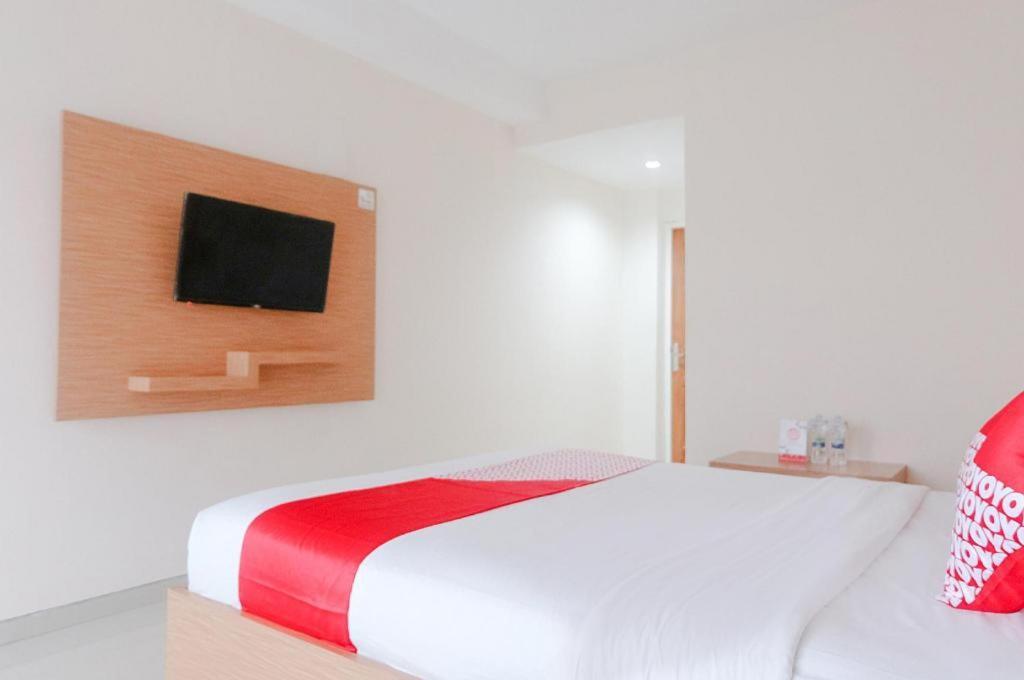 Oyo 696 Hasanah Guest House Syariah De Saphire Malang Exterior foto